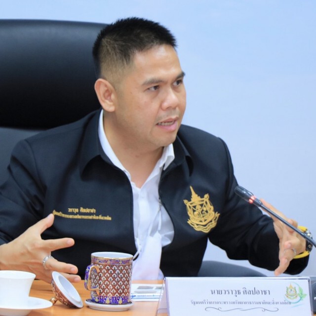 จับได้แล้ว! 2 ชาวต่างชาติจับสัตว์ทะเลมาเซลฟี่เล่น