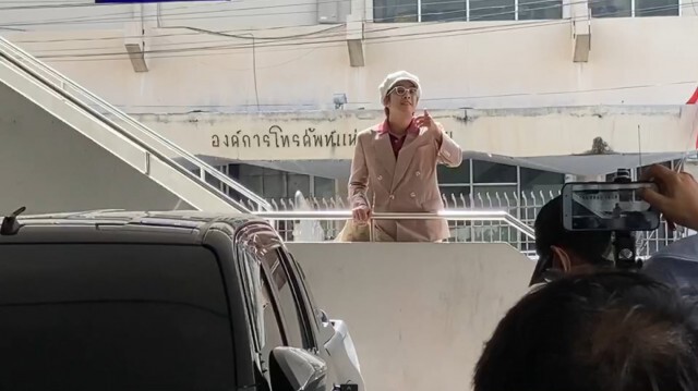 "แอมมี่" เดอะบอทท่อมบลูส์ มือสาดสี ให้กำลังใจ"จุฑาทิพย์"