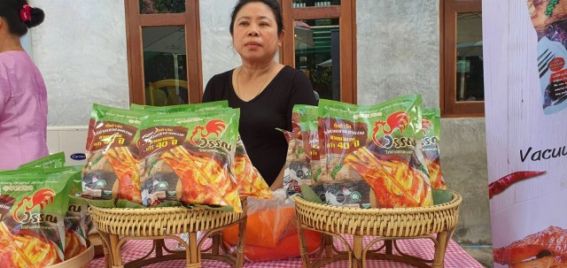 ตลาดต้องชมถนนสายไก่ย่างเขาสวนกวาง