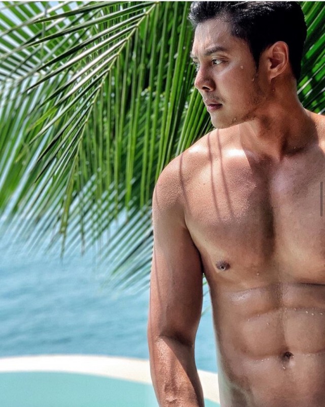 "แมน การิน" อวดหุ่นแซ่บกับผ้าขนหนูผืนน้อยปิดท่อนล่าง