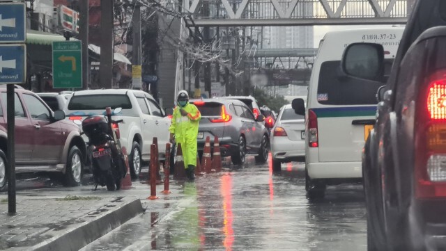 ฝนถล่มกรุงฯแต่เช้า น้ำท่วมถนนหลายจุดหลายพื้นที่