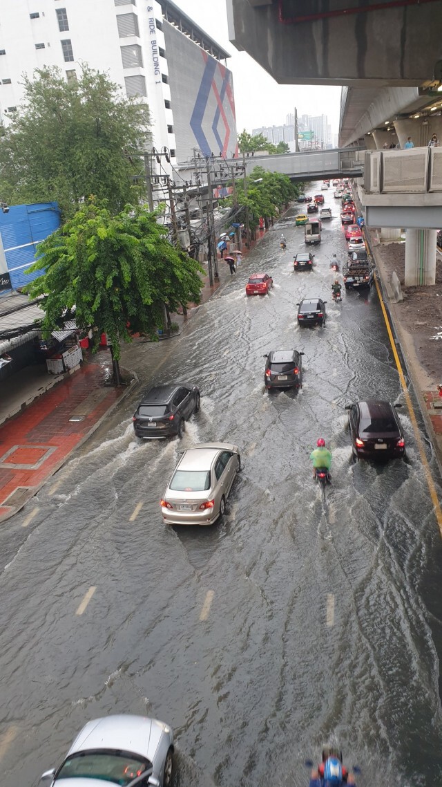 ฝนถล่มกรุงฯแต่เช้า น้ำท่วมถนนหลายจุดหลายพื้นที่