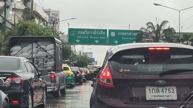 ฝนถล่มกรุงฯแต่เช้า น้ำท่วมถนนหลายจุดหลายพื้นที่