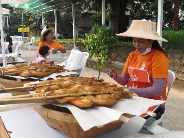 ตลาดต้องชมถนนสายไก่ย่างเขาสวนกวาง