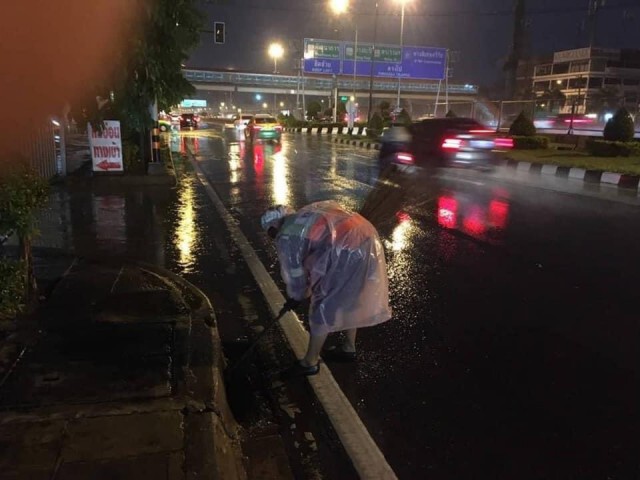ฝนถล่มกรุงฯแต่เช้า น้ำท่วมถนนหลายจุดหลายพื้นที่