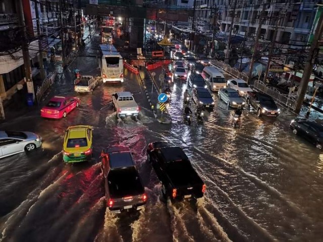 ฝนถล่มกรุงฯแต่เช้า น้ำท่วมถนนหลายจุดหลายพื้นที่