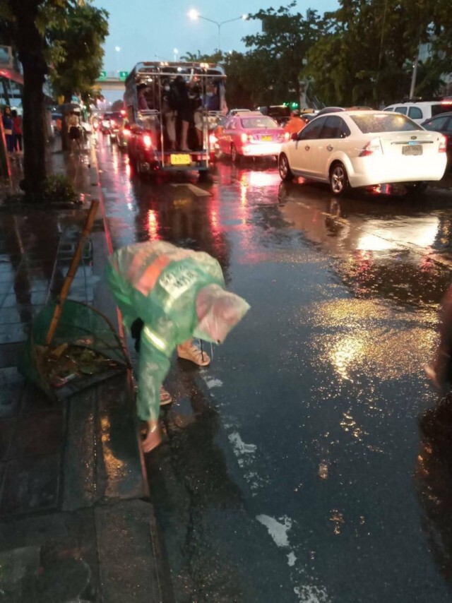 ฝนถล่มกรุงฯแต่เช้า น้ำท่วมถนนหลายจุดหลายพื้นที่