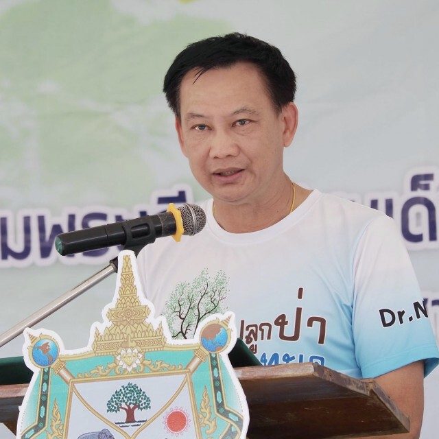 จับได้แล้ว! 2 ชาวต่างชาติจับสัตว์ทะเลมาเซลฟี่เล่น