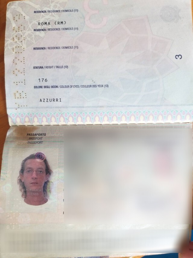 จับได้แล้ว! 2 ชาวต่างชาติจับสัตว์ทะเลมาเซลฟี่เล่น