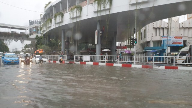 ฝนถล่มกรุงฯแต่เช้า น้ำท่วมถนนหลายจุดหลายพื้นที่