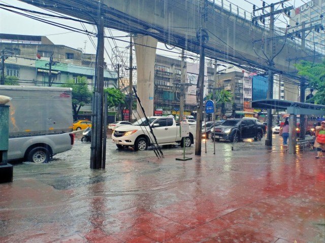 ฝนถล่มกรุงฯแต่เช้า น้ำท่วมถนนหลายจุดหลายพื้นที่