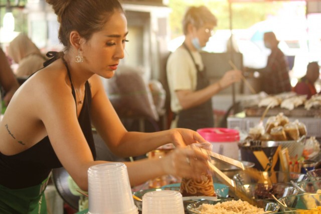 พิษโควิด-19 ทำ "สาวพริตตี้" ชีวิตหันเห ขายขนมโบ๊กเกี๊ยะสร้างรายได้เลี้ยงครอบครัว