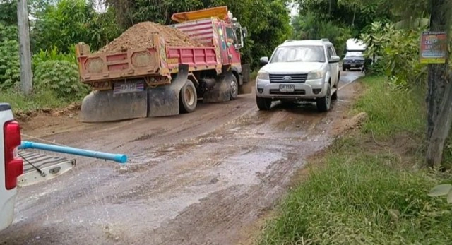 สุดทนรถบรรทุกดินนับร้อยวิ่งทั้งวันทั้งคืนถนนพัง-ฝุ่นตลบ