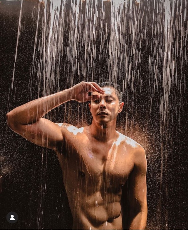 "แมน การิน" อวดหุ่นแซ่บกับผ้าขนหนูผืนน้อยปิดท่อนล่าง