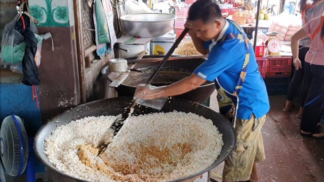 ตลาดสดคึกคัก แห่ซื้อกระยาสารท เตรียมทำบุญข้าวสาก
