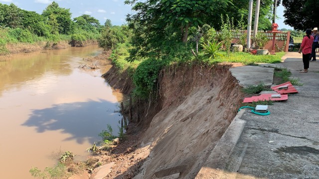 น้ำโขงลดเร็วกระทบลำห้วยตลิ่งทรุดเกือบถึงตัวบ้าน