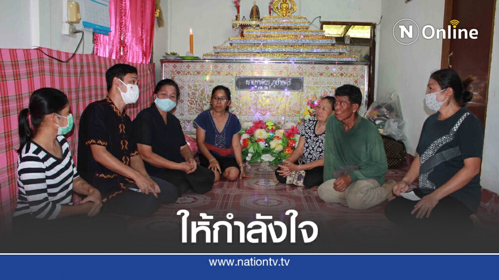 ให้กำลังใจครอบครัวหนุ่มใหญ่แต่งหล่อก่อนซดน้ำยาล้างห้องน้ำ