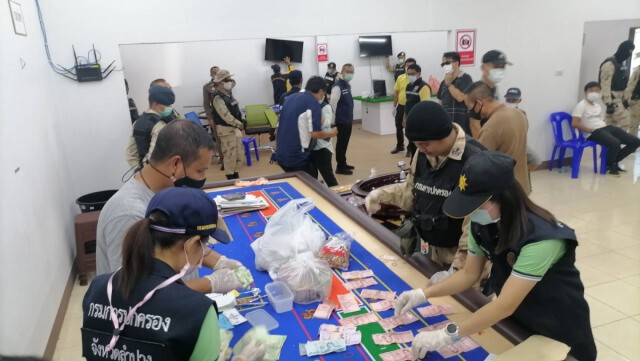 ผู้ว่าฯ นำทีมทลายบ่อนพนันกลางเมืองลำปาง