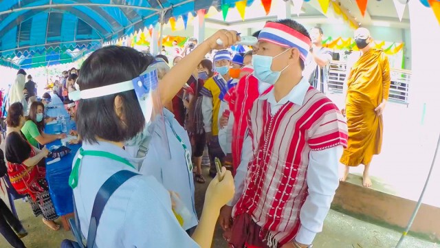 ตั้งจุดคัดกรอง-พิธีผูกข้อมือชนเผ่ากะเหรี่ยง