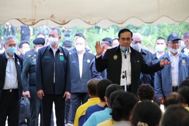 นายกฯลงพื้นที่-เยียวยาน้ำท่วมสุโขทัย