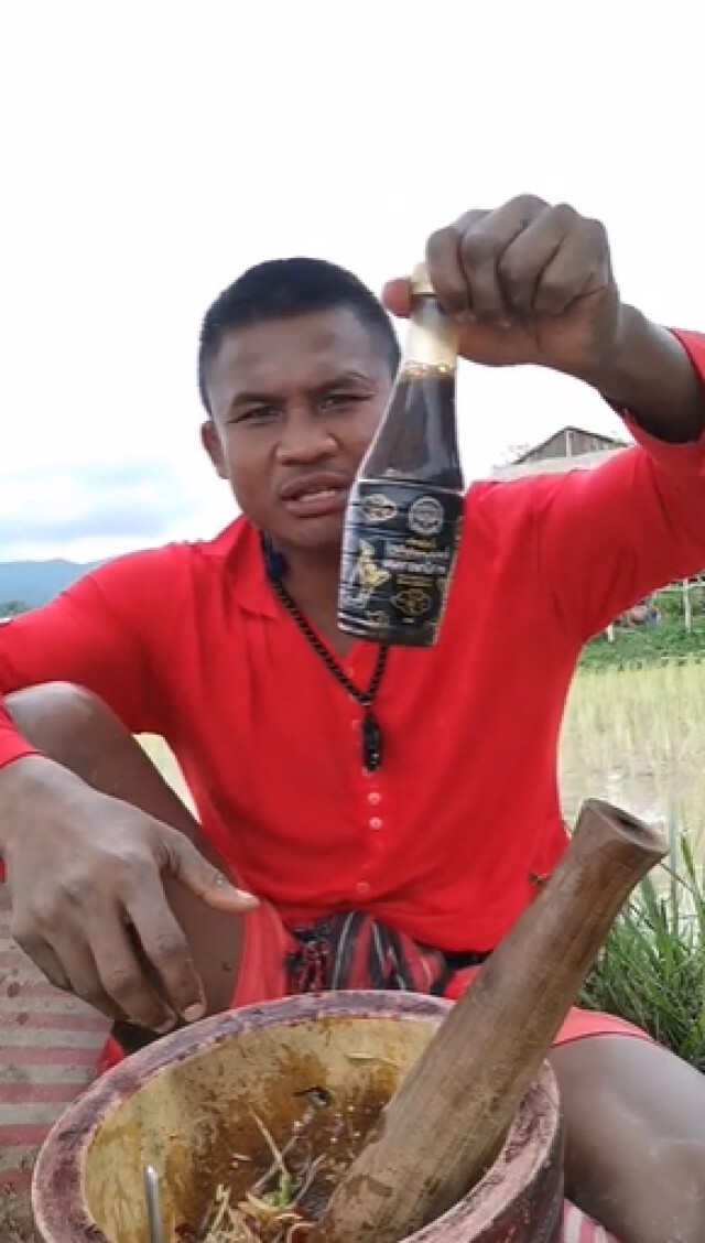 บัวขาว โชว์ตำส้มตำใส่ปลาร้าบัญชาเมฆ