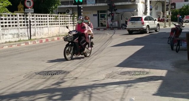 ฝาท่อสูงกว่าผิวจราจรชาวบ้านวอนเร่งแก้ไข