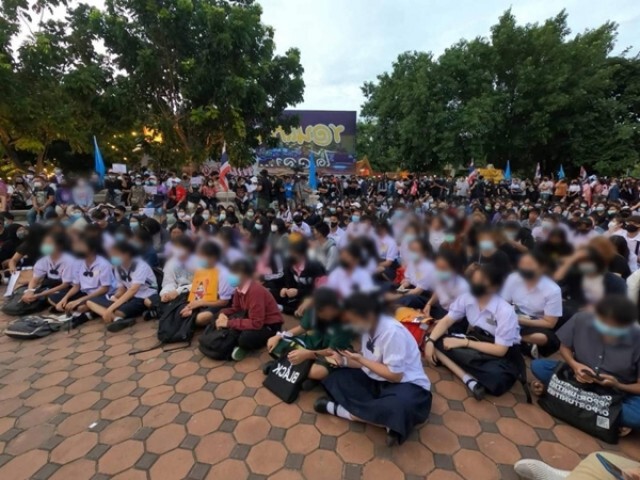 ชาวขอนแก่น สุดทน!! ร้องตร. หลังเดือดร้อนชุมนุมอนุสาวรีย์ประชาธิปไตย