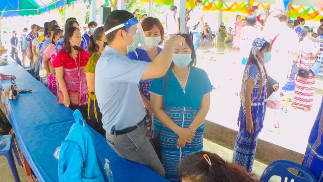 ตั้งจุดคัดกรอง-พิธีผูกข้อมือชนเผ่ากะเหรี่ยง