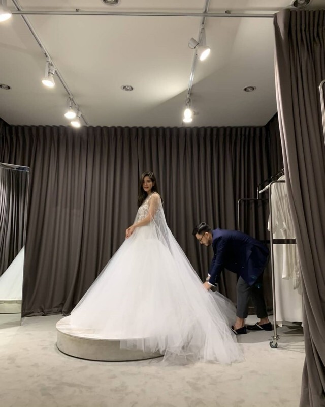 "ก้อย รัชวิน" ว่าที่เจ้าสาว ลองชุดแต่งงานแล้ว