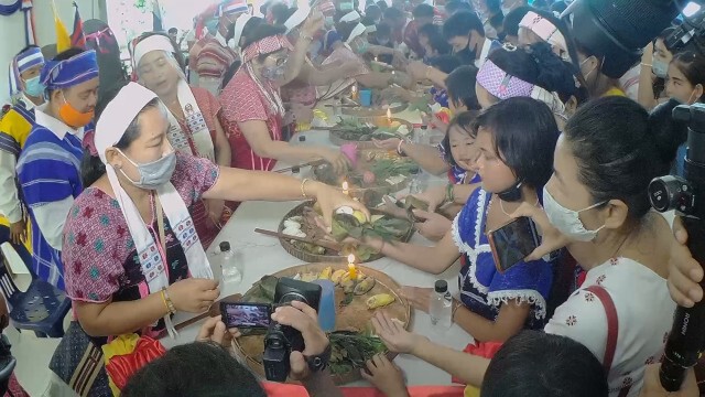ตั้งจุดคัดกรอง-พิธีผูกข้อมือชนเผ่ากะเหรี่ยง