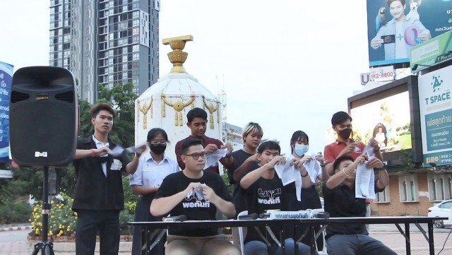 ฉีกภาพ "ผกก.เมืองขอนแก่น" รับคำร้องย้ายอนุสาวรีย์ ปชต.ขอนแก่น
