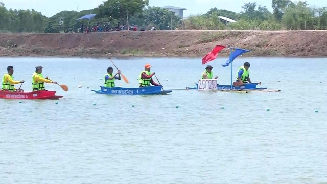 สนุกสนาน! แข่งเรือ "หัวใบ้ท้ายบอด"