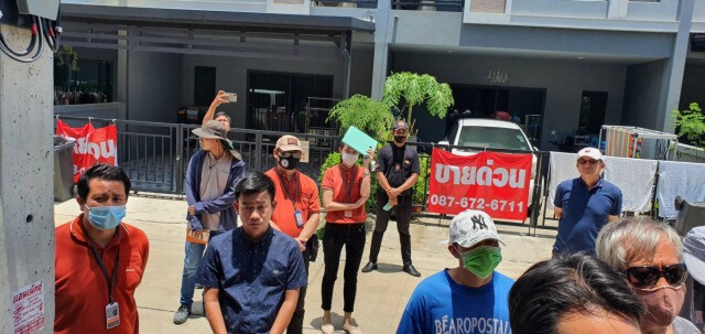 สส.สิระ ลงพื้นที่ตรวจสอบโครงการบ้านหรู จ.ปทุมธานี หลังลูกบ้านร้องเรียน