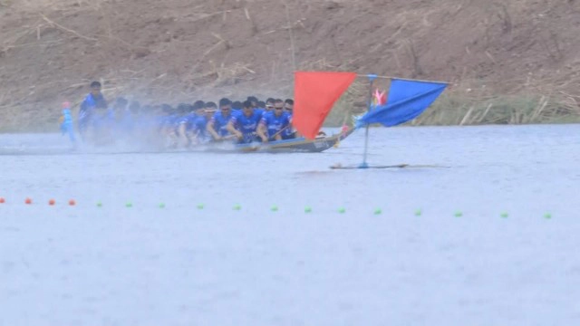 สนุกสนาน! แข่งเรือ "หัวใบ้ท้ายบอด"