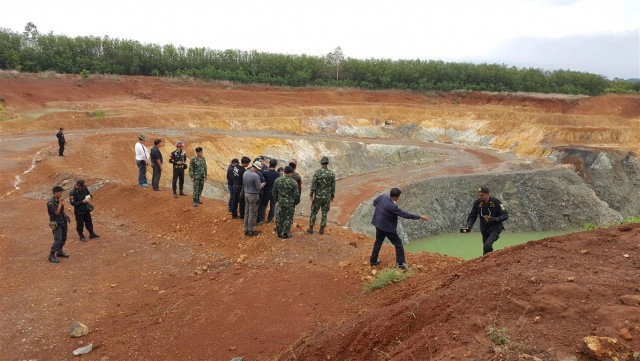 จี้ปลด "สุริยะ" พ้น รมว.อุตฯเซ่นคดีเหมืองทอง