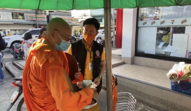 พศ.ตรวจสอบพระจีน ยืนบิณฑบาตรหน้าร้านค้า-เปิดบ้านเป็นสำนักสงฆ์
