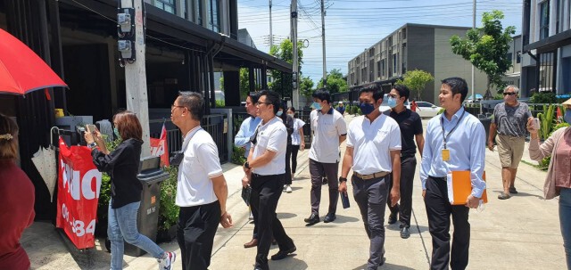 สส.สิระ ลงพื้นที่ตรวจสอบโครงการบ้านหรู จ.ปทุมธานี หลังลูกบ้านร้องเรียน
