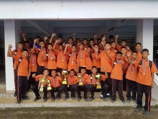 นักบอล รร.พันท้ายนรสิงห์ ต้องเดินไปเรียนกว่า 10 กม.หลังผอ.ลอยแพแถมโดนยึดรถ