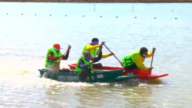 สนุกสนาน! แข่งเรือ "หัวใบ้ท้ายบอด"