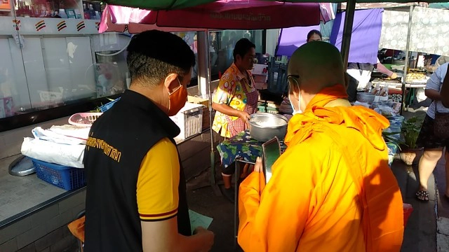 พศ.ตรวจสอบพระจีน ยืนบิณฑบาตรหน้าร้านค้า-เปิดบ้านเป็นสำนักสงฆ์