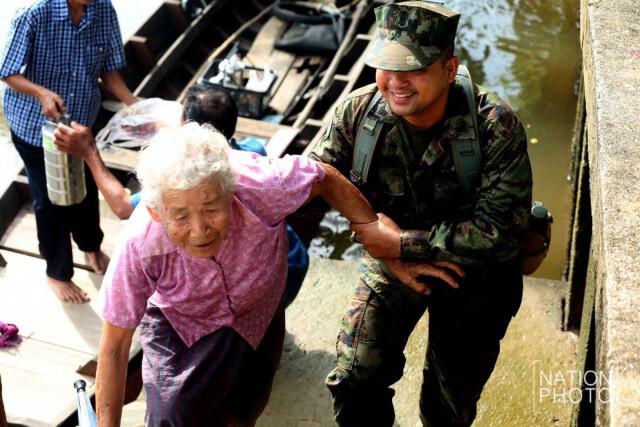 ชาวบ้าน-ทหารเรือทำบุญสารทเดือนสิบ วัดชลธาร