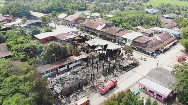 พฐ.รอไฟดับสนิทตรวจซ้ำหาสาเหตุอีกครั้งไฟไหม้ตึกเก่า17คูหา