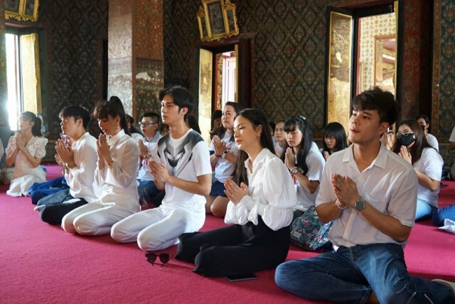 "มิ้นต์-อาเล็ก-ออกัส" นำทีมนักแสดง ไหว้พระทำบุญมูเตลู