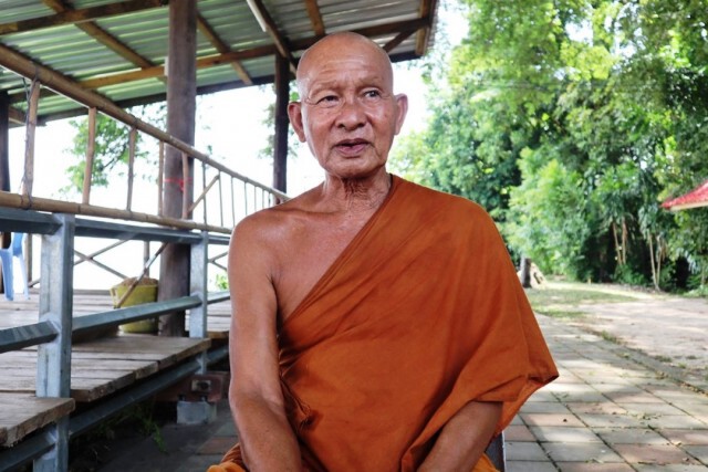 ฝูงปลาแห่รับผลบุญ กินข้าวก้นบาตร