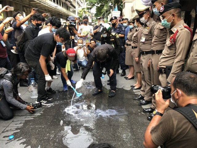 'กลุ่มคนรุ่นเปลี่ยน' ขัดพื้นทางเท้า ล้างบาปตำรวจไทย