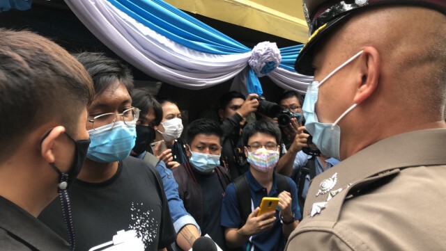 'กลุ่มคนรุ่นเปลี่ยน' ขัดพื้นทางเท้า ล้างบาปตำรวจไทย
