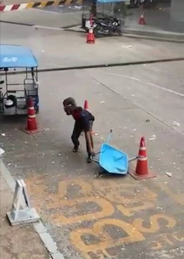 พายุกระหน่ำอุปกรณ์ก่อสร้างปลิวจากตึกสูงกลางเมืองขอนแก่น