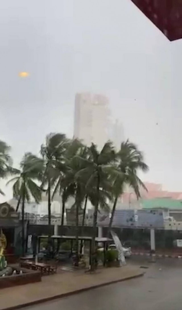 พายุกระหน่ำอุปกรณ์ก่อสร้างปลิวจากตึกสูงกลางเมืองขอนแก่น