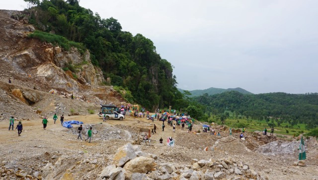 ชาวบ้านเดินขบวนทวงคืนผืนป่า ไม่เอาเหมืองหิน