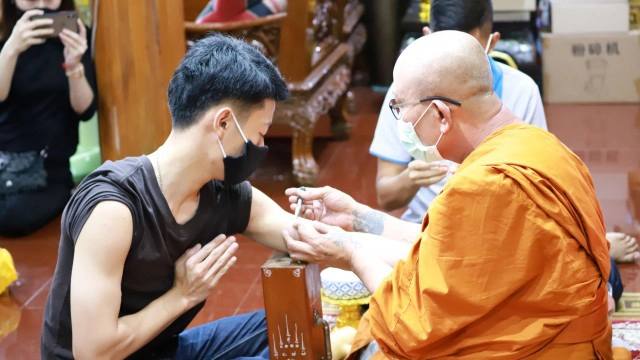 เสริมดวงบารมี วันมงคล เสาร์ 5 แห่ฝังตระกรุดทองคำท้องแขน "หลวงพ่ออ๊อด"